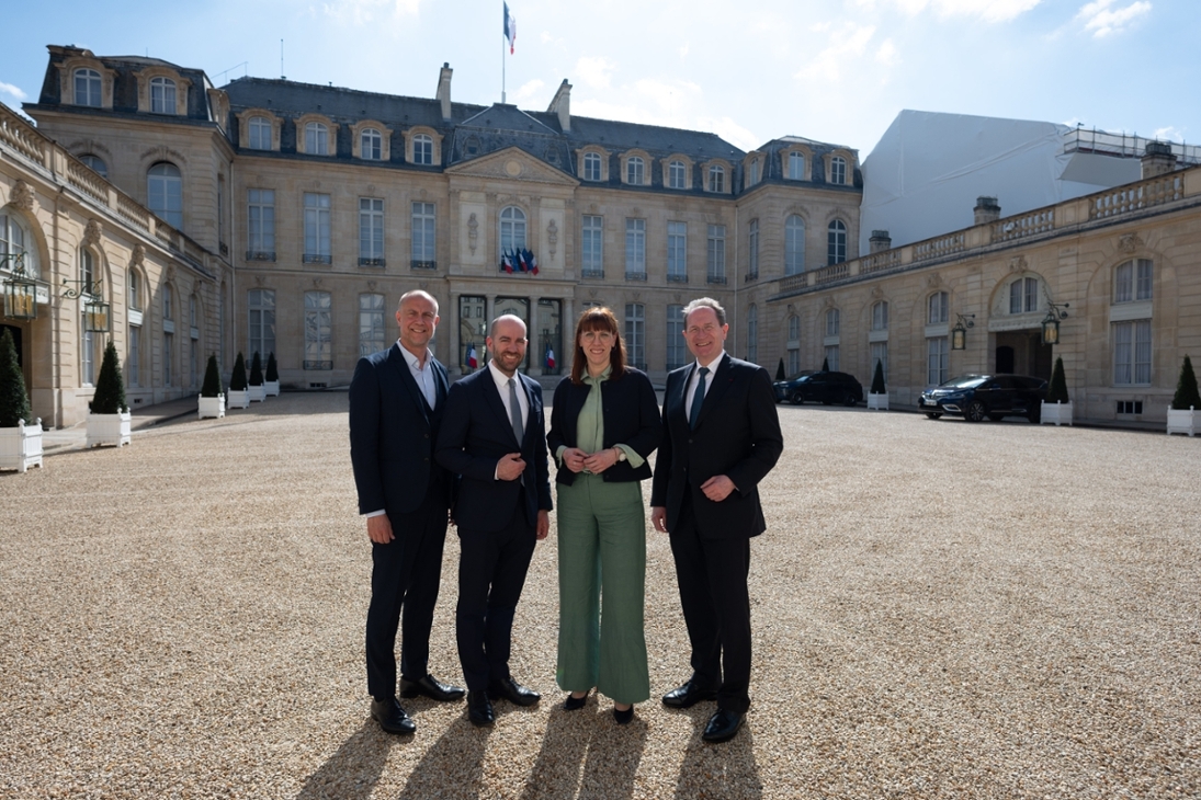 v.l.n.r.: Marc Berthold (Heinrich-Böll-Stiftung), Dr. Cornelius Huppertz (Leiter Stabsstelle Europa, SMJusDEG), Katja Meier (Staatsministerin), Dr. Harald Langenfeld (Französischer Honorarkonsul in Sachsen)
Ort: Élyséepalast; Paris, Frankreich
