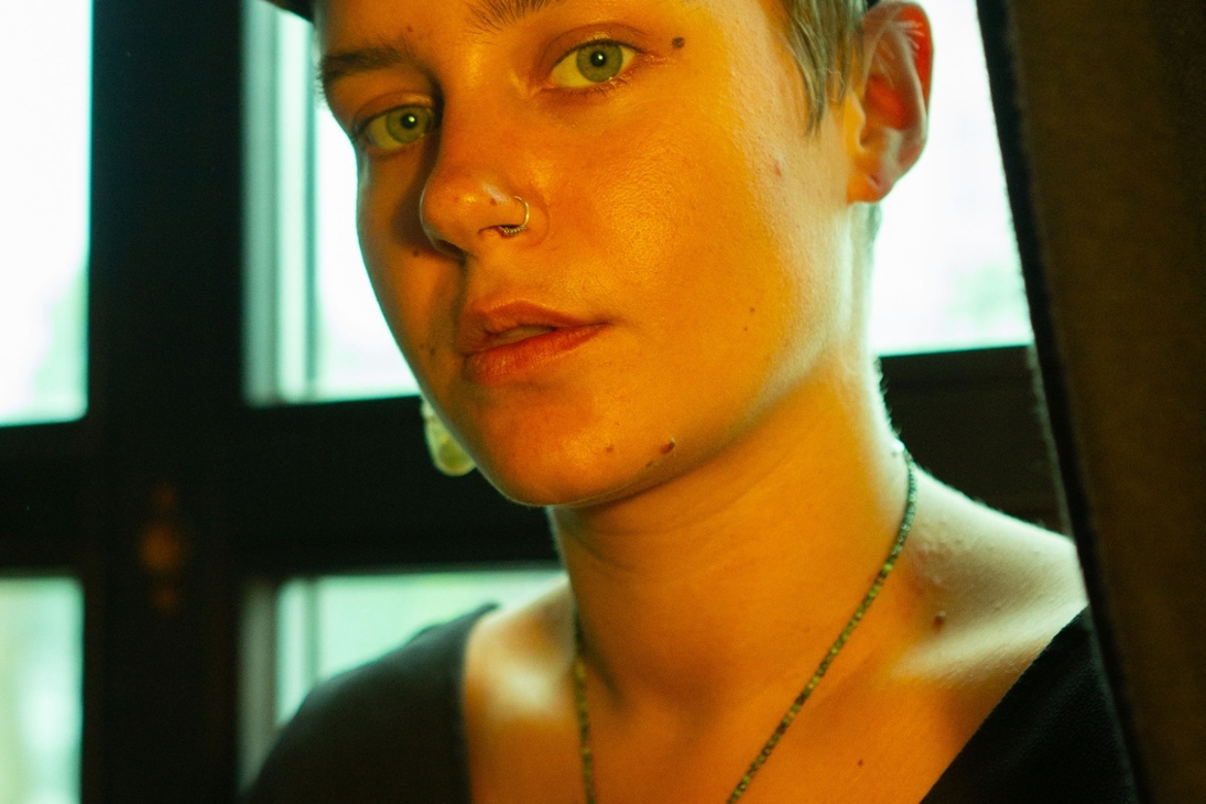 em.ævi vom TRANSIT.CLUB, Chemnitz, begibt sich auf musikalische Nah-&amp; Fernreisen und verbindet unterschiedliche Genres und Klänge zu einem stets überraschenden und einzigartigen Mix.