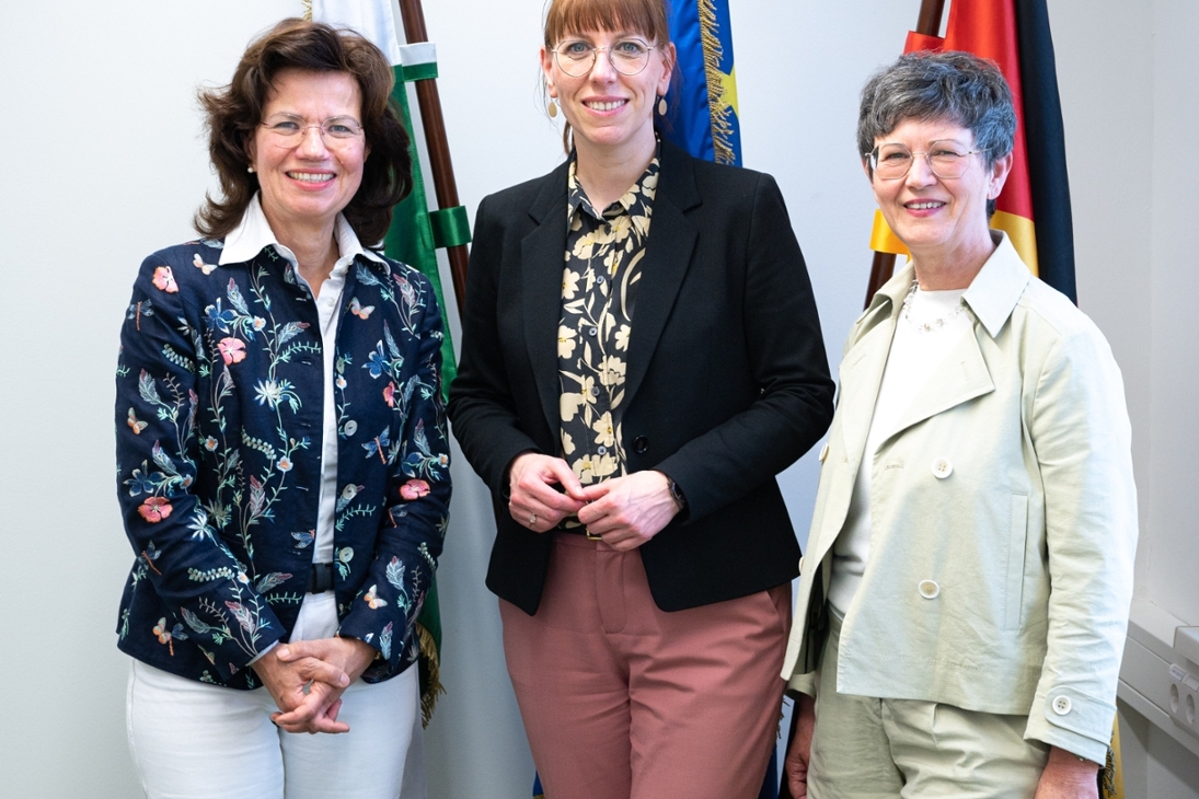 v. l. n. r.: Frau Dr. Anders, Justizministerin Meier u. Cornelia Schönfelder