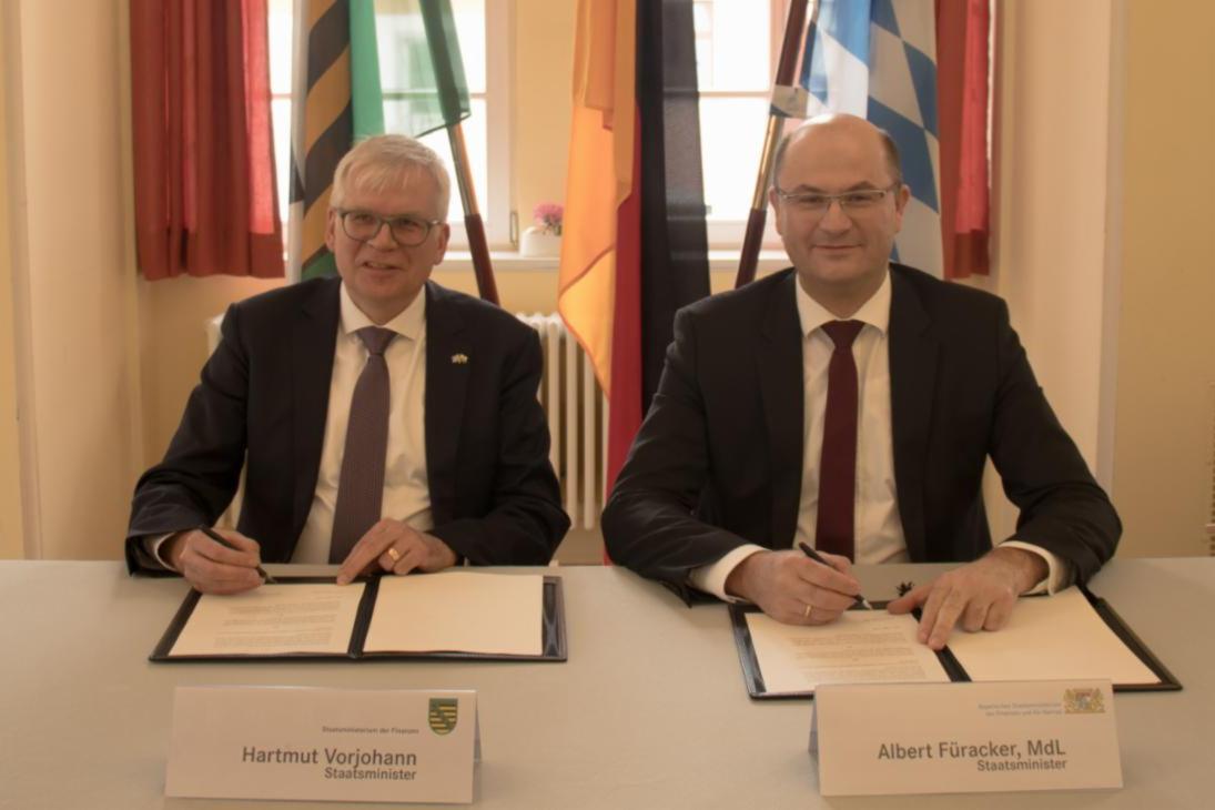 Der Sächsische Finanzminister Hartmut Vorjohann und der Bayerische Finanz- und Heimatminister Albert Füracker bei der Unterzeichnung der Absichtserklärung für eine engere Kooperation im IT-Bereich.