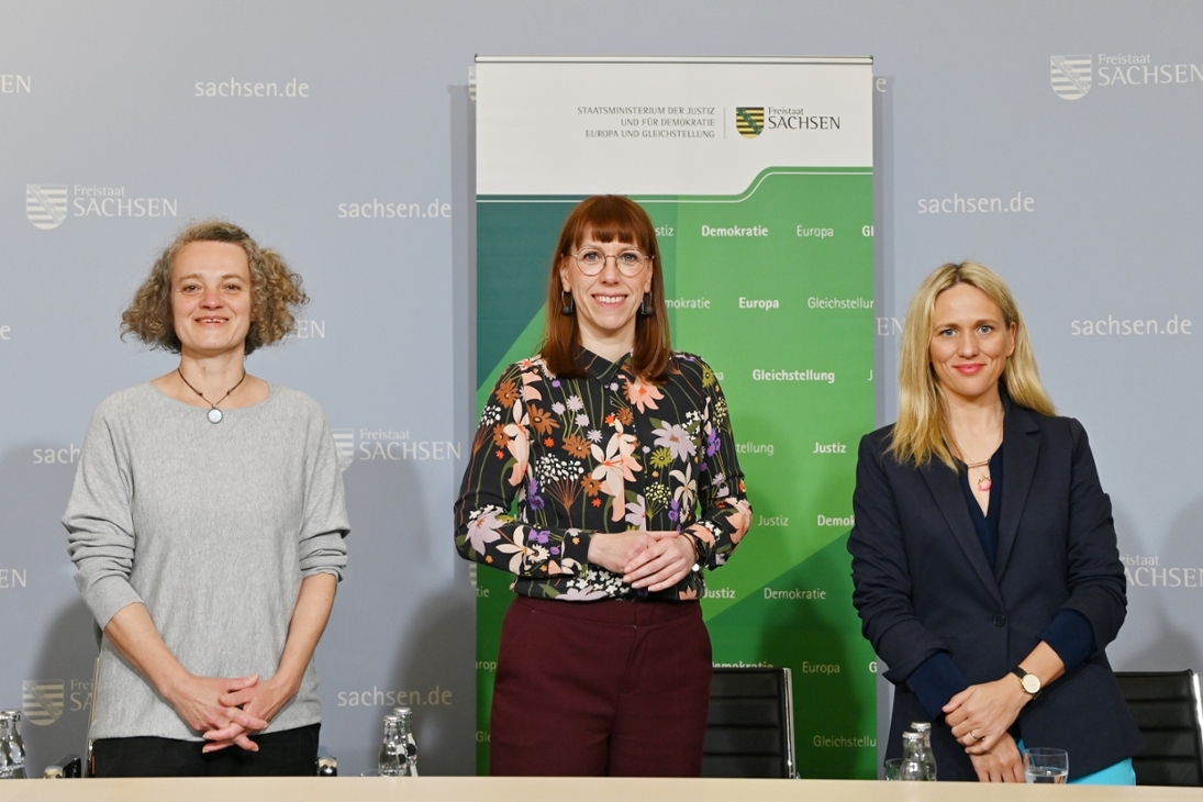 v.l.n.r.: Susanne Burkhardt (Mediatorin im Verein für soziale Rechtspflege Dresden e.V.), Justizministerin Katja Meier, Prof. Dr. Elisa Hoven (Universität Leipzig)