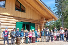Foto: Kindergartenkinder aus Augustusburg bereichern die Eröffnung der Waldschule am Kunnerstein im Forstbezirk Chemnitz