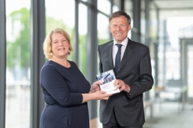 Foto: Dr. Juliane Hundert überreichte dem Präsidenten des Sächsischen Landtags, Dr. Matthias Rößler,  ihren Tätigkeitsbericht Datenschutz 2022.
