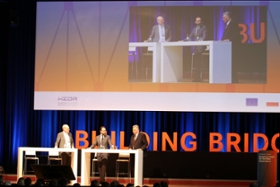 Foto: Sachsens Wissenschaftsminister Sebastian Gemkow (Mitte) hat am Mittag die internationale Wissenschaftskonferenz »Building Bridges for the Next Generations« im internationalen Kongresszentrum in Dresden eröffnet. Links Moderator Jan-Martin Wiarda neben Prof. Dr. Sebastian M. Schmidt, Vorstand Helmholtz-Zentrum Dresden-Rossendorf.