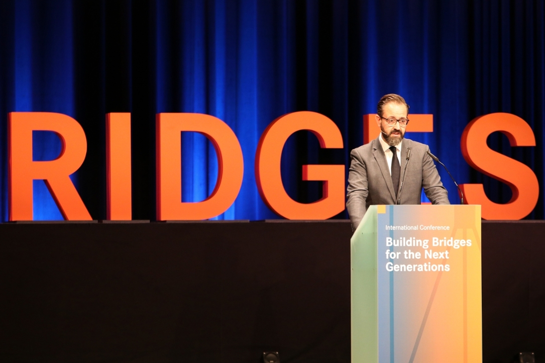 Wissenschaftsminister Sebastian Gemkow sagte zur Eröffnung der internationalen Wissenschaftskonferenz »Building Bridges for the Next Generations« heute in Dresden: »Wir wollen einen Europäischen Forschungsraum schaffen und ausbauen, einen einheitlichen, grenzenlosen Markt für Forschung, Innovation und Technologie in der EU.«