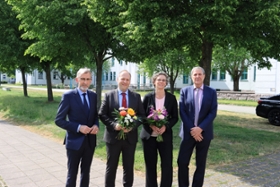 Foto: Innenminister Armin Schuster mit Institutsleitung Prof. Oliver Jokisch, Prof. Samia Härtling und Rektor Prof. Frank Nolden