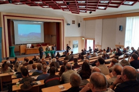 Foto: Rund 200 forstliche Fachleute diskutieren die Möglichkeiten der Waldbrandprävention beim Tag von Sachsenforst in Dresden/Pillnitz.
