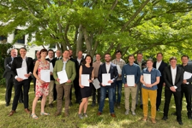 Foto: Umweltstaatssekretär Dr. Gerd Lippold (links) überreichte den neuen Assessorinnen und Assessoren des Forstdienstes im Beisein der Prüfungskommission ihre Zeugnisse in Dresden.