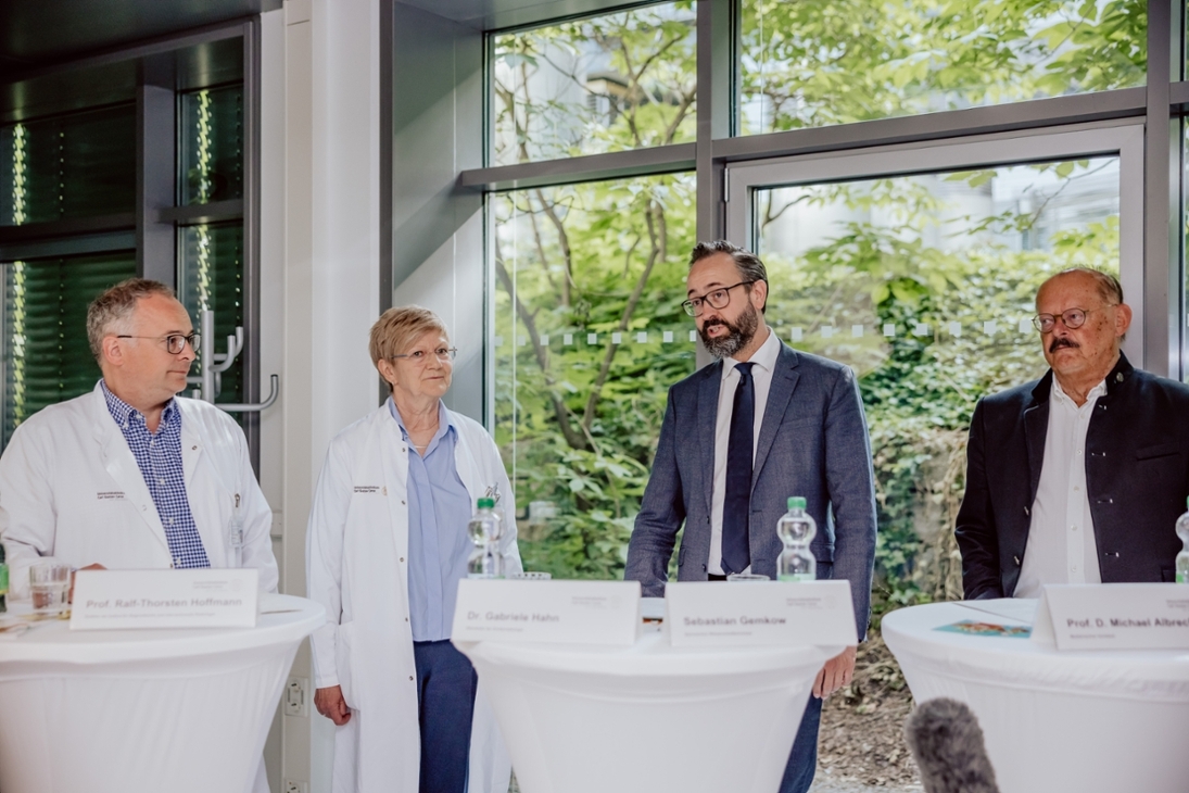 Erläuterungen zur Einweihung des neuen Magnetresonanztomographen am Uniklinikum Dresden. Personen v.l.n.r.: 
Prof. Ralf-Thorsten Hoffmann, Direktor am Institut für diagnostische und interventionelle Radiologie, Dr. Gabriele Hahn, Oberärztin der Kinderradiologie, Wissenschaftsminister Sebastian Gemkow, Prof. Michael Albrecht, Medizinischer Vorstand Uniklinikum Dresden