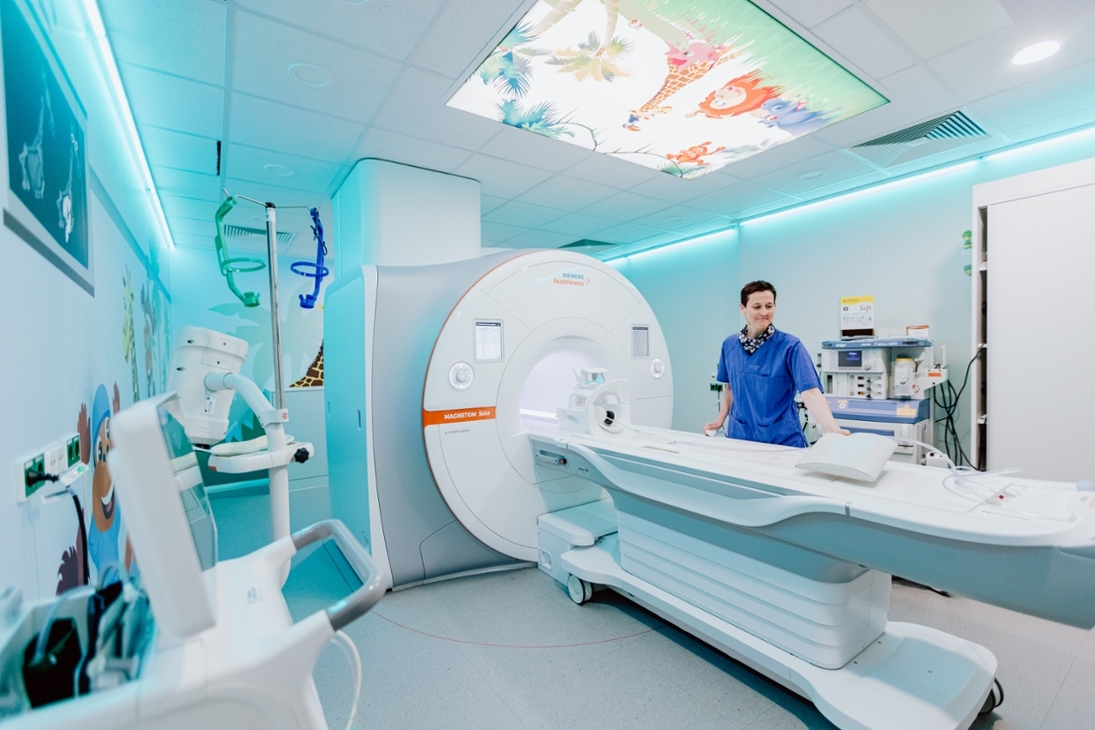 Blick in den neuen kindgerecht gestaltenten Untersuchungsraum der Kinderradiologie mit der neuesten Generation eines Magnetresonaztomographen