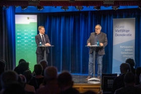 Foto: Gespräch »#UnterwegsFürSachsen. Brücken bauen - Mehr Dialog in Krisenzeiten« Ministerpräsident Michael Kretschmer im Gespräch mit Jörg Sommer (Direktor des Berlin Institut für Partizipation) und Diskussion mit dem Publikum