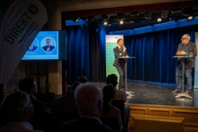 Foto: Gespräch »#UnterwegsFürSachsen. Brücken bauen - Mehr Dialog in Krisenzeiten« Ministerpräsident Michael Kretschmer im Gespräch mit Jörg Sommer (Direktor des Berlin Institut für Partizipation) und Diskussion mit dem Publikum