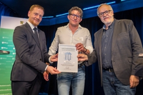 Foto: Verleihung des Medienpreises der Allianz Vielfältige Demokratie durch Ministerpräsident Michael Kretschmer und Jörg Sommer (Direktor des Berlin Institut für Partizipation) an Thilo Schmidt für seine Audioreportage &quot;Sarah geht wählen&quot;.