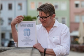 Foto: Verleihung des Medienpreises der Allianz Vielfältige Demokratie an Thilo Schmidt für seine Audioreportage „Sarah geht wählen“.
