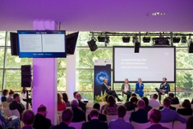 Foto: Diskussionsrunde zu „Ausgründung von KI-Unternehmen aus der Forschung“ mit  Dr. Susanne Perner (Künstliche Intelligenz Entrepreneurship Zentrum), Staatsminister und Chef der Staatskanzlei Oliver Schenk, Laura Hepper (lavelio GmbH), Andreas Heinecke (InfAI e. V.)
