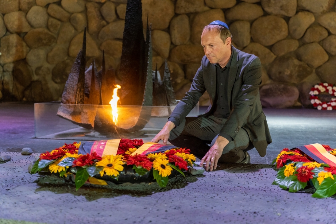 Staatsminister Wolfram Günther legt in der Holocaust-Gedenkstätte Yad Vashem einen Kranz für den Freistaat Sachsen nieder.
