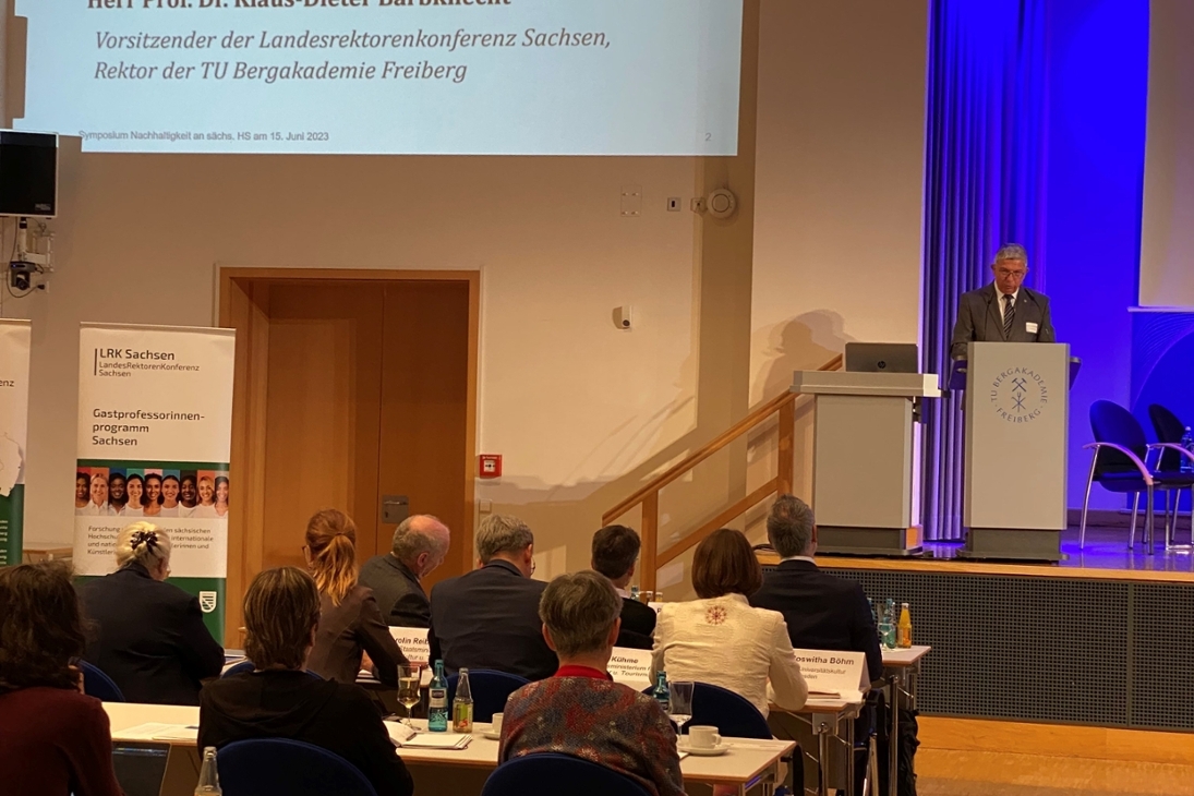 Prof. Dr. Klaus-Dieter Barbknecht, Vorsitzender der Landesrektorenkonferenz Sachsen, Rektor der TU Bergakademie Freiberg, bei seinem Vortrag