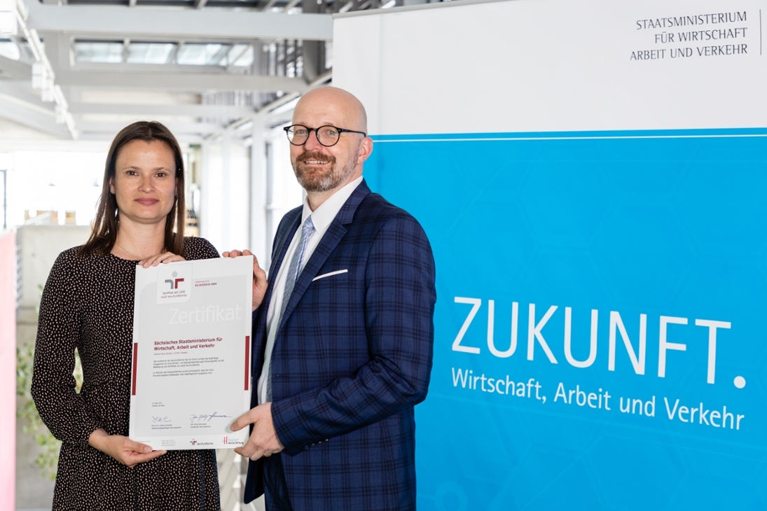 Wirtschaftsstaatssekretär und SMWA-Amtschef Thomas Kralinski mit Kerstin Schütze aus der Projektgruppe &quot;Vereinbarkeit von Familie und Beruf&quot; im SMWA