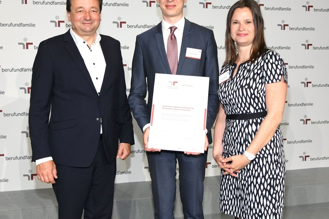 Oliver Schmitz (Geschäftsführer der berufundfamilie Service GmbH, links) mit Kerstin Schütze und Arian Sürmann aus der Projektgruppe &quot;Vereinbarkeit von Familie und Beruf&quot; im SMWA