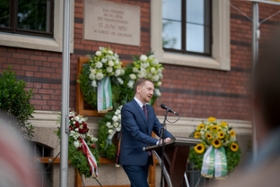 Foto: Ministerpräsident Michael Kretschmer hält bei der Gedenkveranstaltung auf dem Görlitzer Postplatz eine Ansprache.