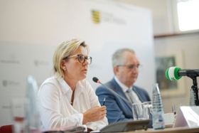Foto: Tourismusministerin Barbara Klepsch informiert über die Förderrichtlinie zur Stärkung eines nachhaltigen Ganzjahrestourismus.