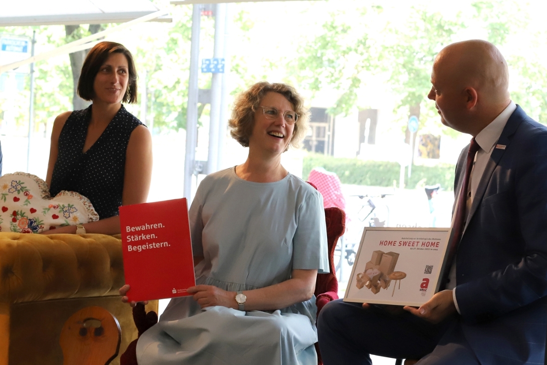Sven Mücklich (re.), Unternehmenssprecher der Sparkasse Chemnitz, überreicht im Namen der Ostdeutschen Sparkassenstiftung die Förderzusage an Dr. Sabine Wolfram (Mitte), Direktorin des smac. Links die Projektleiterin der Sonderausstellung „Home Sweet Home“ Christina Michel.