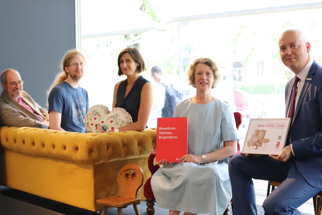 Von links nach rechts: das Kurator:innen-Team der Sonderausstellung „Home Sweet Home“ Ulrich Thaler, Aaron Schröcke und Christina Michel; smac-Direktorin Dr. Sabine Wolfram; Sven Mücklich, Unternehmens-sprecher der Sparkasse Chemnitz