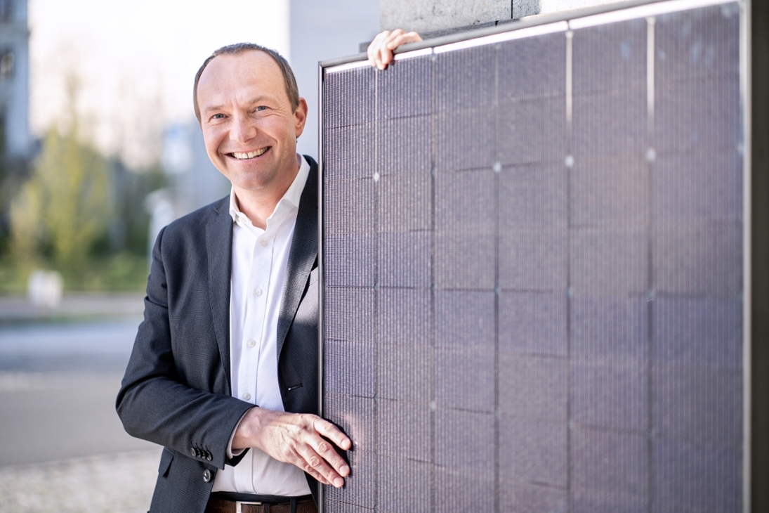 Energie- und Klimaschutzminister Günther mit Photovoltaik-Modul