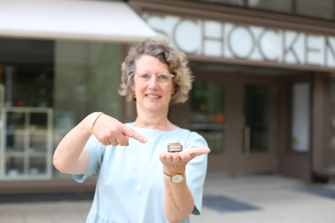 Zusammengebaut ist das Mini-Schocken B 4 cm / H 2,2 cm / T 2,5 cm klein und passt locker in die Hand von Museumsdirektorin Dr. Sabine Wolfram.