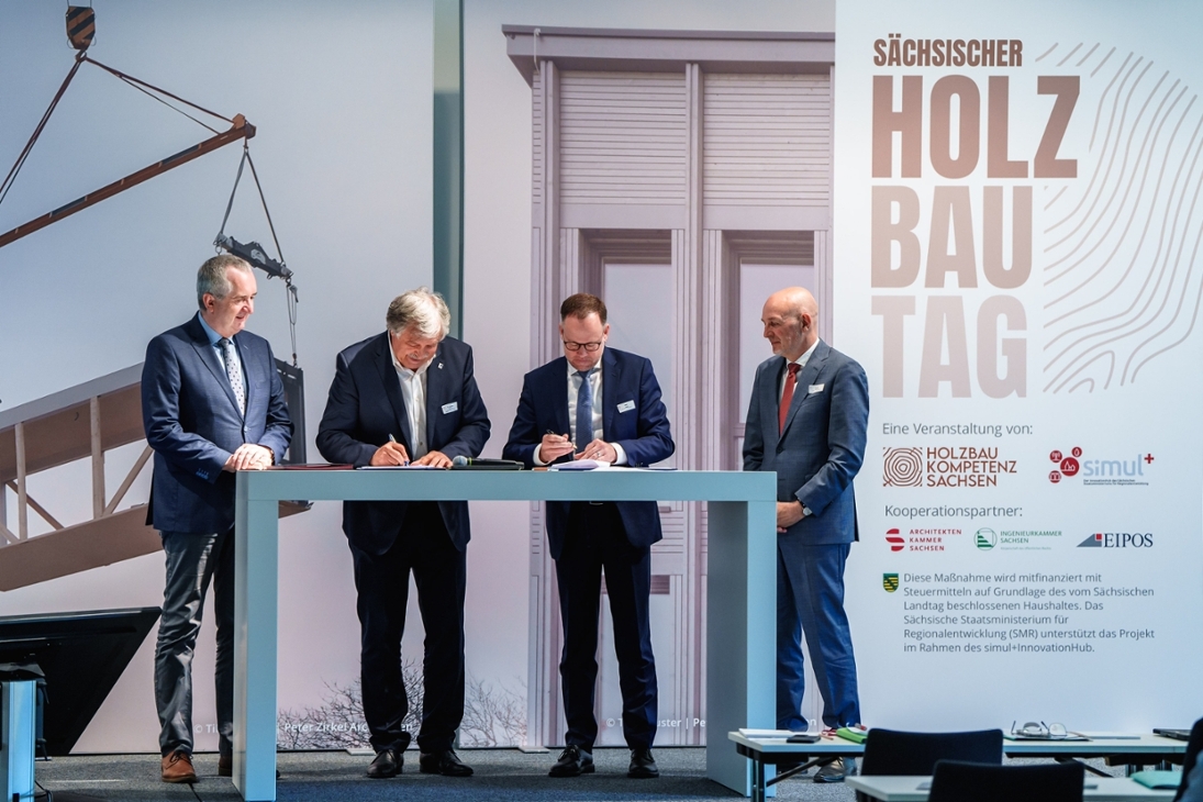 Im Beisein von Thomas Schmidt, Sächsischer Staatsminister für Regionalentwicklung (1.v.l) und Dr. Rolf Bösinger, Staatssekretär im Bundesministerium für Wohnen, Stadtentwicklung und Bauwesen (1.v.r), vereinbarten Dr. Matthias Reuschel (2.v.l.) für die MFPA Leipzig und Oliver Gaber (2.v.r.) für den SIB die Errichtung eines Holzbauforschungszentrums in Leipzig.