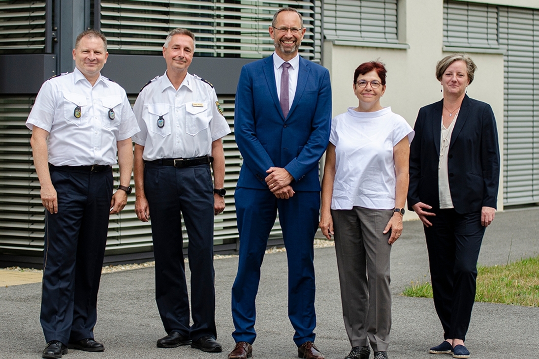 v.l.n.r.: Polizeipräsident Carsten Kaempf (Leiter der Polizeidirektion Chemnitz), Prorektor Hanjo Protze (Leiter der Abteilung 3 - Fortbildung - an der Hochschule der Sächsischen Polizei (FH) und in dieser Funktion qua Gesetz zweiter Vertreter des Rektors), Rektor Dirk Benkendorff, Kanzlerin Karin Hollstein (Leiterin der Abteilung 1 - Verwaltung - der Hochschule der Sächsischen Polizei (FH)) und Nadja Straube, Referentin im Referat 35 des Sächsischen Staatsministerium des Innern