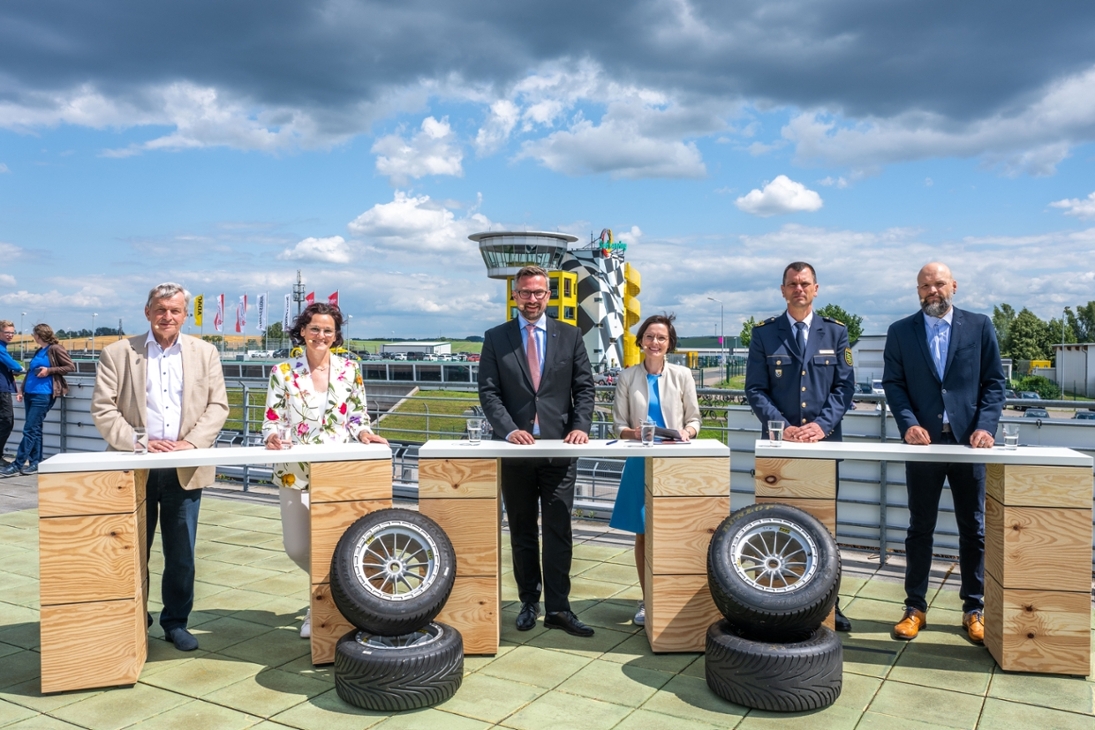 Die Talkgäste der aktuellen Folge v.l.n.r.: Helmut Büschke, Vorstandsmitglied für Technik und Verkehr ADAC Sachsen; Dorothee Obst, Bürgermeisterin der Stadt Kirchberg; Verkehrsminister Martin Dulig; Moderatorin Franziska Wöllner; Polizeipräsident Dirk Lichtenberger, Leiter der Polizeidirektion Zwickau; Frank Kutzner, Geschäftsführer Wegebund - Arbeitsgemeinschaft sächsischer Kommunen zur Förderung des Rad- und Fußverkehrs e. V..