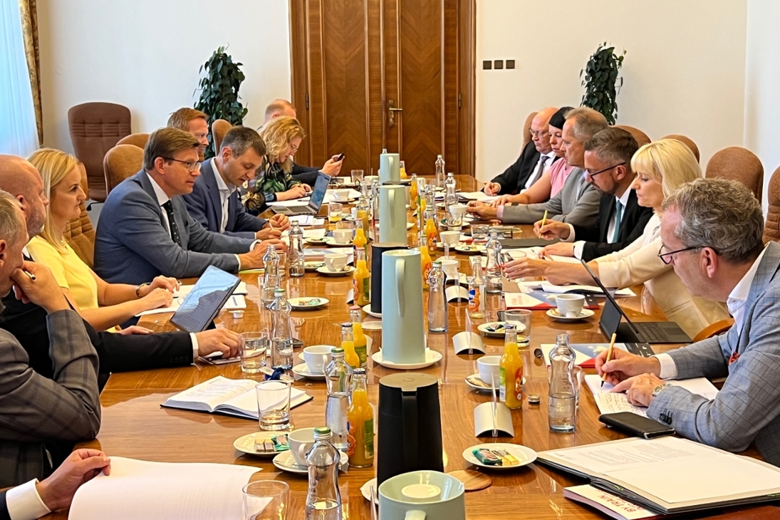 Das Bild zeigt die Teilnehmerinnen und Teilnehmer des deutsch-tschechischen Arbeitsgespräches während der gemeinsamen Besprechung.