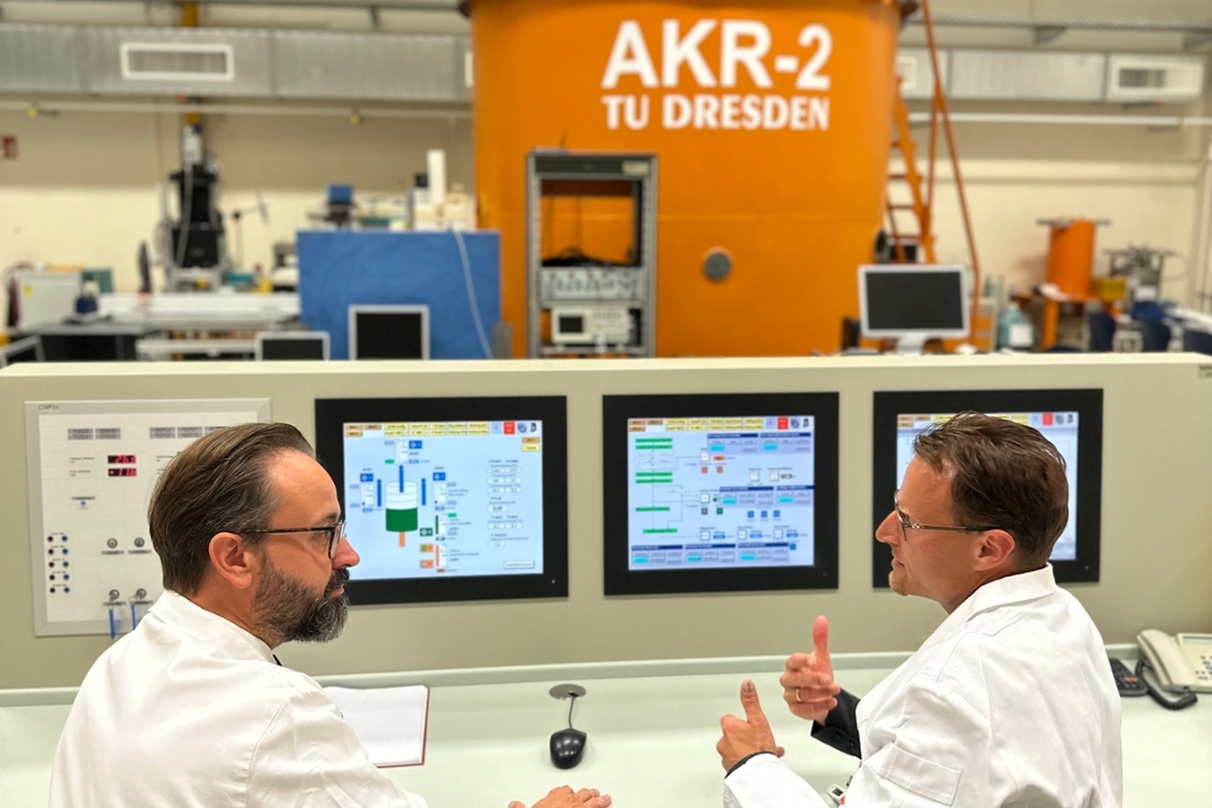 Wissenschaftsminsiter Sebastian Gemkow informiert sich bei Dr. Carsten Lange (re.) von der Professur für Wasserstoff- und Kernenergietechnik über die Funktionsweise und technologischen Weiterentwicklungen auf dem Gebiet der Nuklearforschung