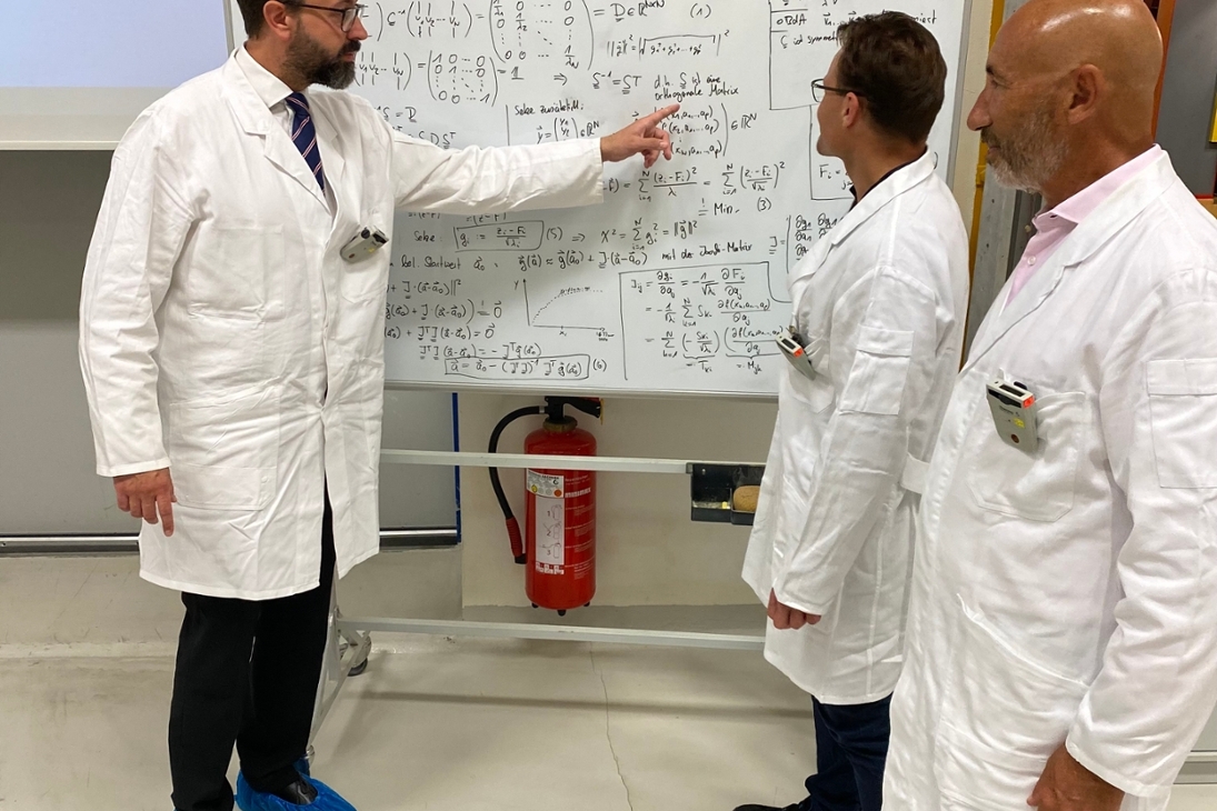 Wissenschaftsminsiter Sebastian Gemkow (li.) informiert sich bei Prof. Antonio Hurtado (vorn Re.) und Dr. Carsten Lange über die aktuellen Forschungsfelder und Lösungsansätze die Kernenergie nachhaltiger einzusetzen und die Technologie sicherer zu machen.