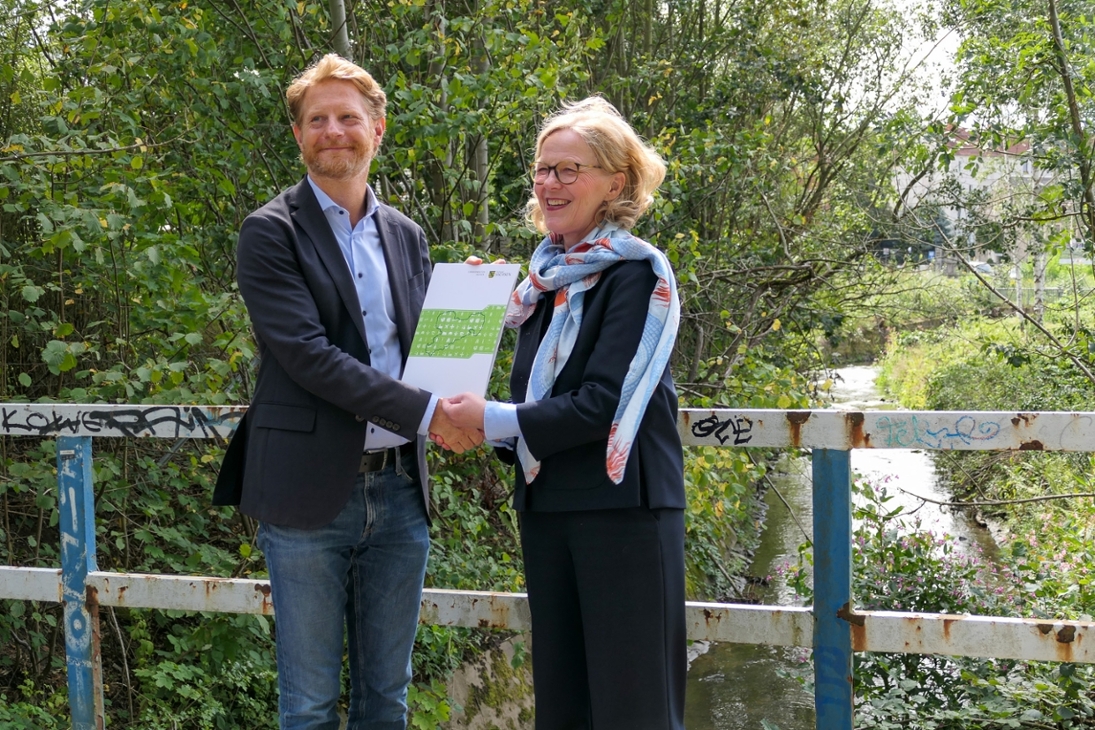Regina Kraushaar übergibt den Fördermittelbescheid an Bürgermeister Michael Stötzer.