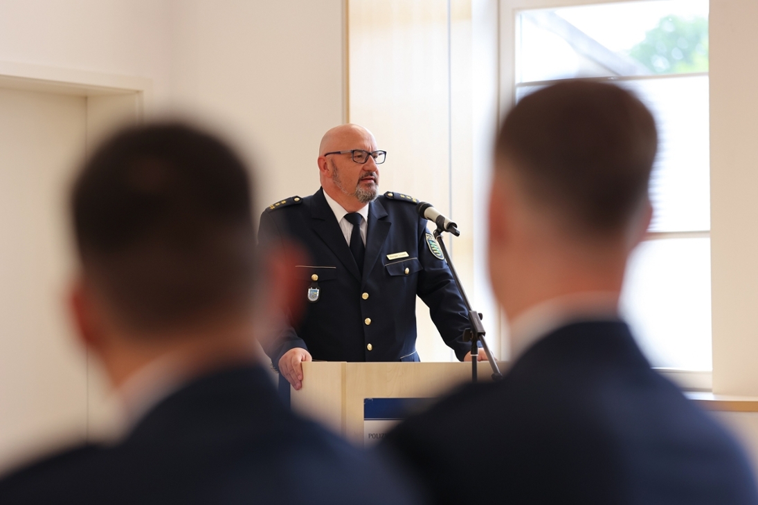 Leitender Polizeidirektor Holger Löwe, Leiter des Leitungsstabes an der Hochschule der Sächsischen Polizei (FH), begrüßt die neu eingestellten Anwärterinnen und Anwärter an der Polizeifachschule Chemnitz.