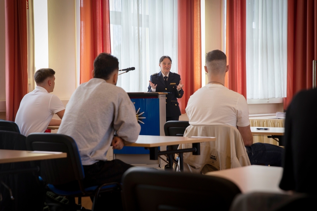 Leitende Polizeidirektorin Marika Schwanitz, Leiterin der Abteilung 4 - Ausbildung - an der Hochschule der Sächsischen Polizei (FH), begrüßt die neu eingestellten Anwärterinnen und Anwärter an der Polizeifachschule Leipzig am ersten Tag der Ausbildung.
