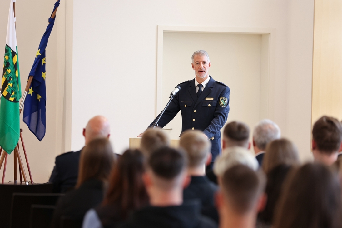 Polizeioberrat Dr. Jörg Petermann, Leiter der Polizeifachschule Chemnitz, begrüßt die neu eingestellten Anwärterinnen und Anwärter zum Beginn der Ausbildung.
