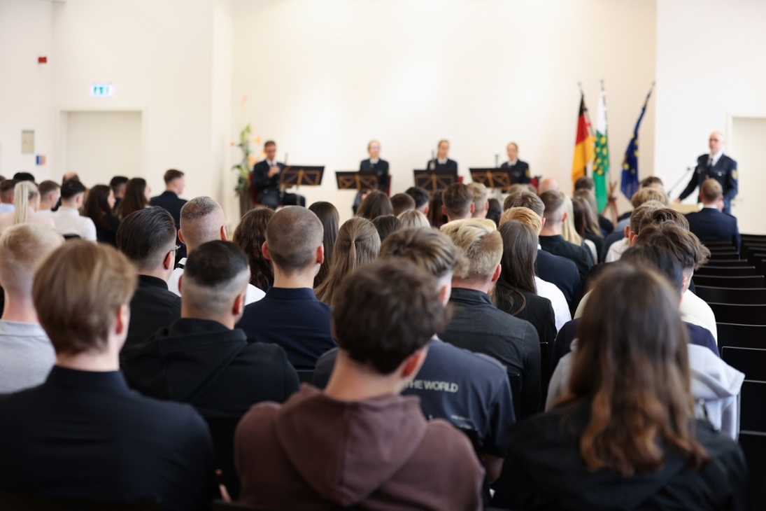 Blick in den Saal zur Ernennung der Polizeimeisteranwärterinnen und -anwärter am ersten Tag ihrer Ausbildung an der Polizeifachschule Chemnitz.