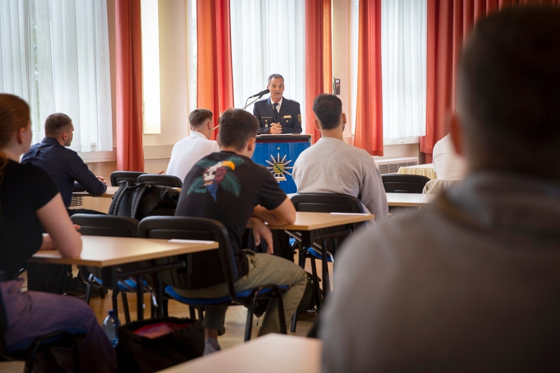 Polizeioberrat Swen Philipp, Leiter der Polizeifachschule Leipzig, begrüßt die neu eingestellten Anwärterinnen und Anwärter am ersten Tag der Ausbildung.