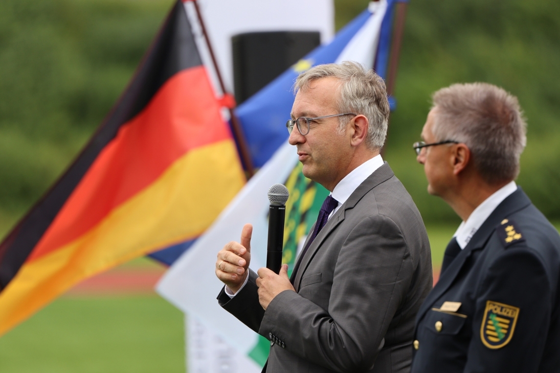 Dr. Roland Löffler, Leiter der Sächsischen Landeszentrale für Politische Bildung, begrüßt an der Polizeifachschule Schneeberg die neu eingestellten Polizeimeisteranwärterinnen und -anwärter zum ersten Tag ihrer Ausbildung.