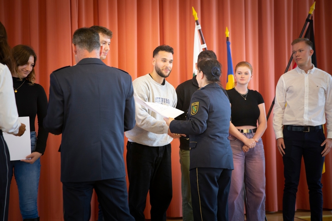 Ernennung zur Polizeimeisteranwärterin bzw. zum Polizeimeisteranwärter am ersten Tag der Ausbildung an der Polizeifachschule Leipzig.
