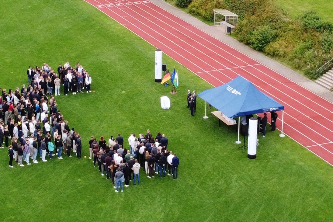 Luftbild auf den Sportplatz der Polizeifachschule Schneeberg zum ersten Antreten der neu eingestellten Polizeimeisteranwärterinnen und -anwärter am ersten Tag der Ausbildung.