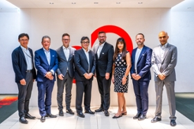 Foto: Sachsens Wirtschaftsminister Martin Dulig (4. von rechts), Thomas Horn (Geschäftsführer der Wirtschaftsförderung Sachsen, 3. von links) und Michael Scheibner (CEO GK Software, 2. von rechts) mit Vertretern von Fujitsu in Tokio