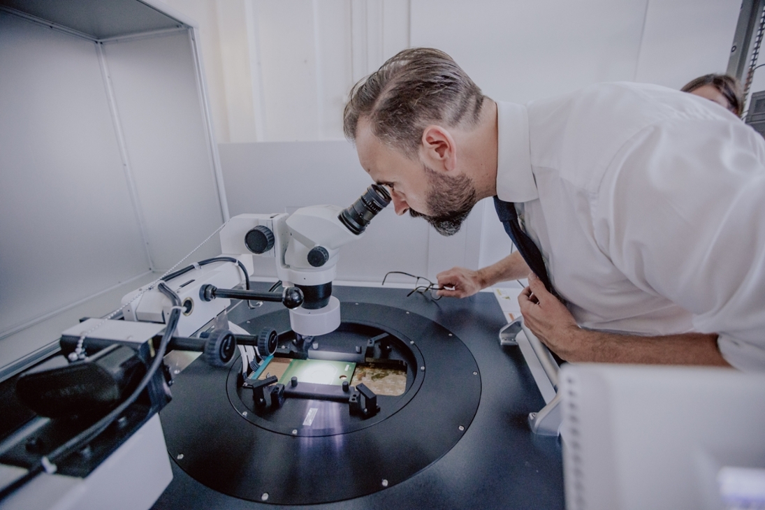 Wissenschaftsminister Sebastian Gemkow beim Besuch der Nanoelectronic Materials Laboratory gGmbH (NaMLab) in Dresden.