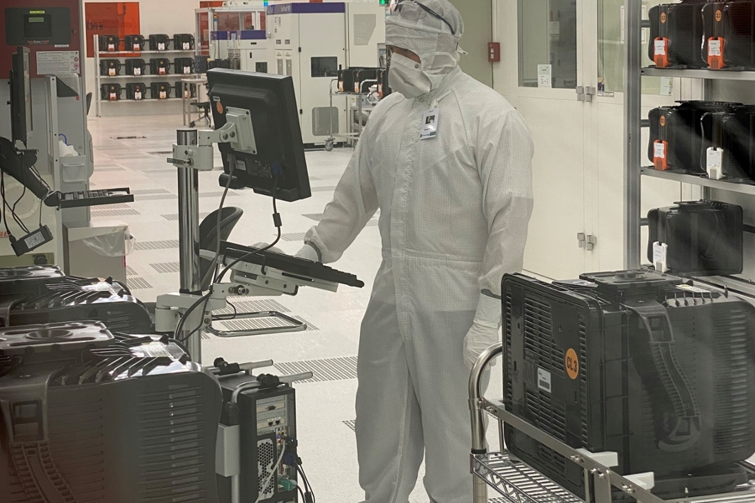 Wissenschaftsminister Sebastian Gemkow im Fraunhofer-Institut für Photonische Mikrosysteme IPMS in Dresden