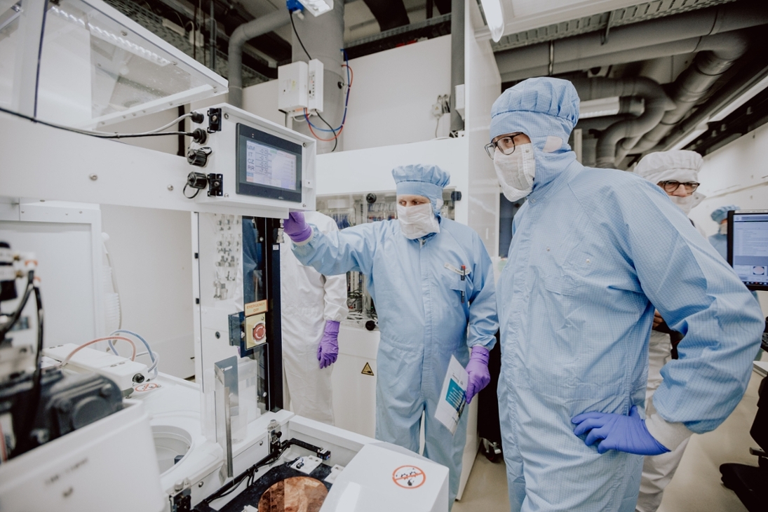Wissenschaftsminister Sebastian Gemkow beim Besuch des Fraunhofer-Institut für Elektronische Nanosysteme ENAS in Chemnitz