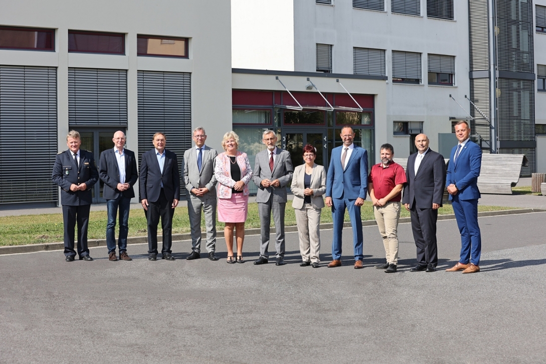 v.l.n.r.: Landespolizeipräsident Jörg Kubiessa, Dr. Bruno Bartscher, Prof. Dr. Wille Xylander, Dr. Roland Löffler, Prof. Karoline Starkgraff, Staatsminister Armin Schuster, Kanzlerin Karin Hollstein (gehört qua Gesetz nicht dem Fachhochschulbeirat an), Rektor Dirk Benkendorff, Polizeihauptkommissar Jan Krumlovsky, Ministerialrat Oliver Möller, Polizeihauptkommissar Maik Ebersbach
