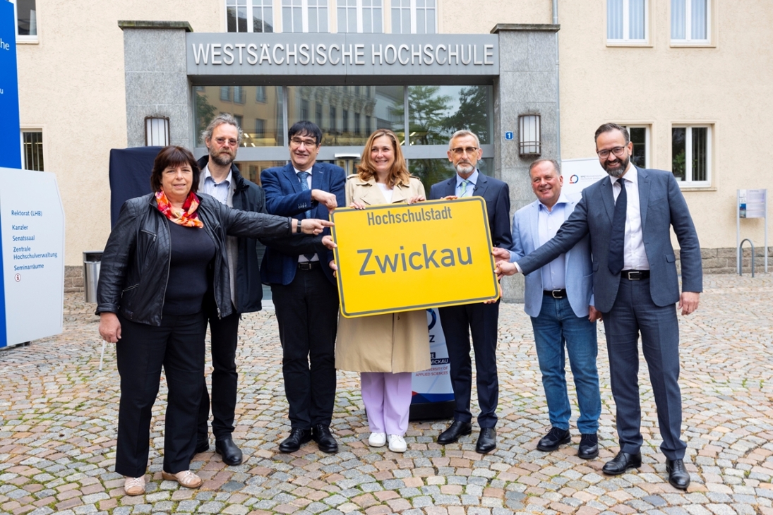Oberbürgermeisterin Constance Arndt präsentiert mit dem Sächsischen Staatsminister des Innern Armin Schuster, dem Sächsischen Wissenschaftsministers Sebastian Gemkow und dem Rektor der Westsächsischen Hochschule Zwickau Stephan Kassel das erste neue Ortseingangsschild.